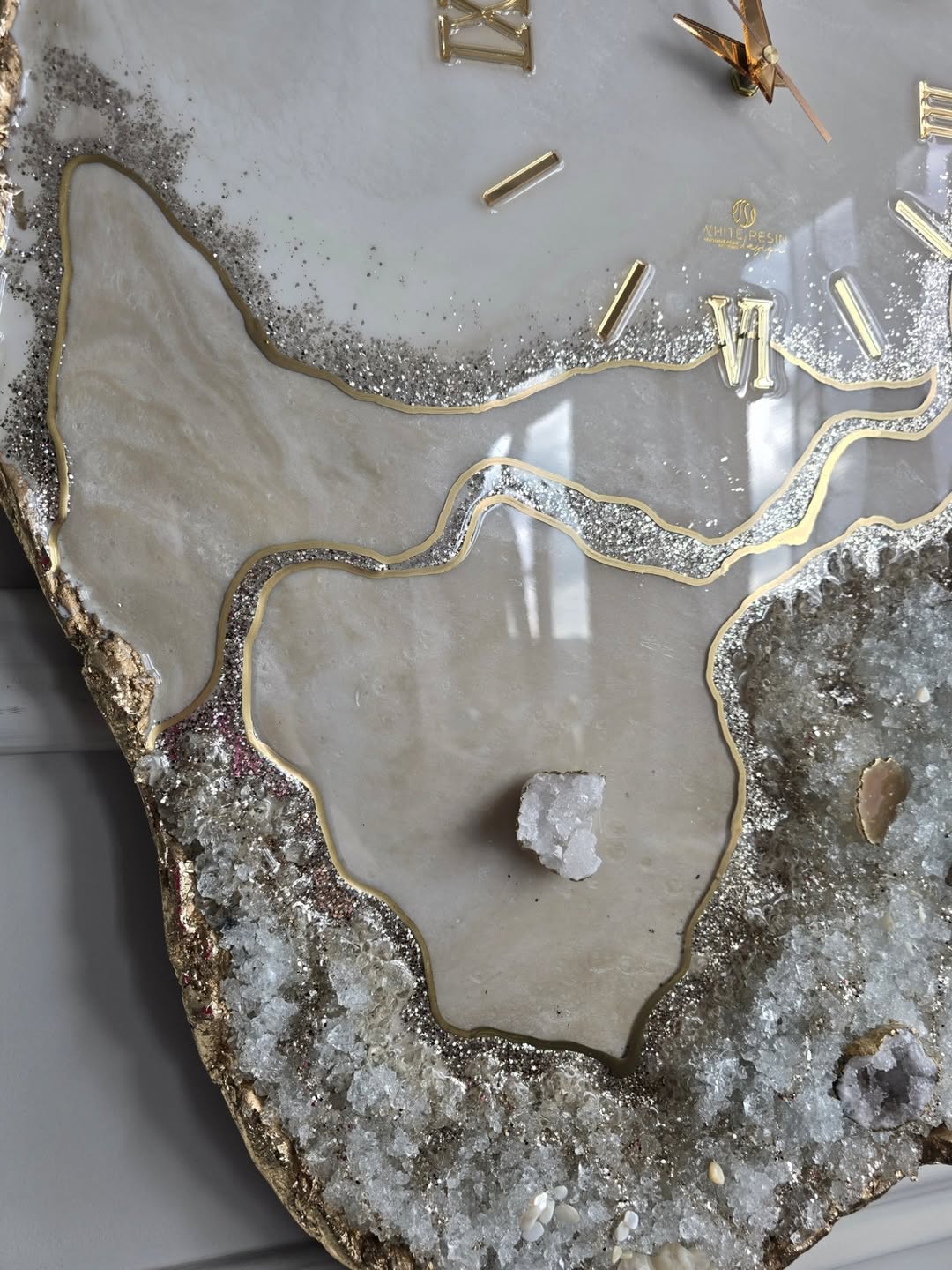 Ivory Dominion – Vertical Crystal Geode Wall Clock
